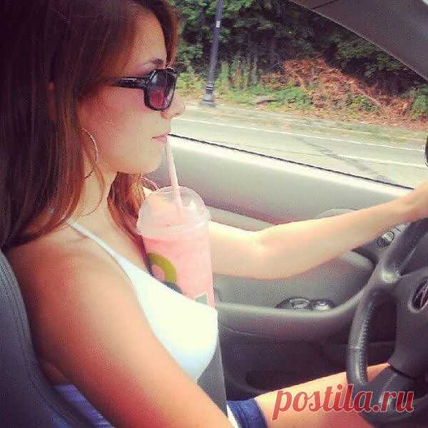 Что бывает, когда за рулём женщина))