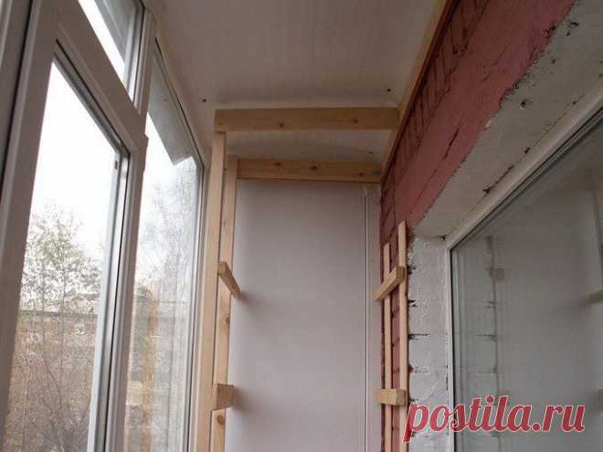 Полки на балконе своими руками
Балкон обычно является техническим помещением, в котором не предусмотрено даже освещение. Однако многие рачительные домовладельцы используют его в качестве кладовки, а иногда даже дополнительной зоны отдыха. В том или ином случае для большего удобства размещения вещей можно соорудить полки на балконе. Работа эта несложная, можно спокойно сделать полки на балконе своими руками. 
Какие можно сделать полки?
На балконе можно сделать открытые полки, можно сделать шка