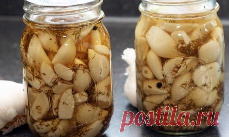 Маринованные зубчики чеснока 
Маринованный чеснок избавляется от своей остроты, но в полной мере сохраняет пикантный вкус и структуру. Такой чеснок идет в гарниры, салаты и соусы, как закуска. Делюсь простым проверенным рецептом.…