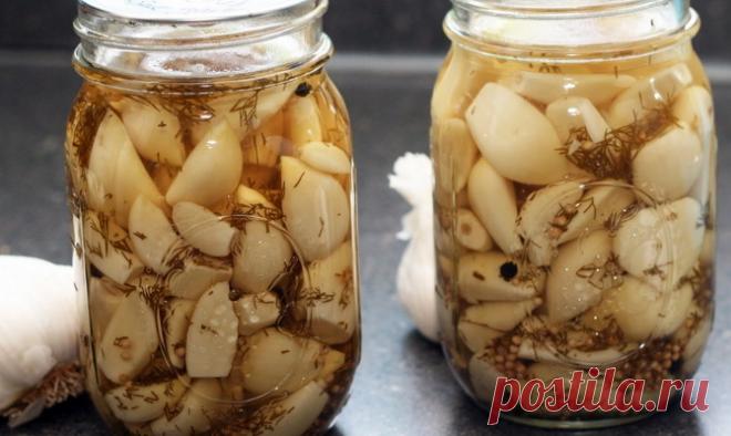 Маринованные зубчики чеснока 
Маринованный чеснок избавляется от своей остроты, но в полной мере сохраняет пикантный вкус и структуру. Такой чеснок идет в гарниры, салаты и соусы, как закуска. Делюсь простым проверенным рецептом.…