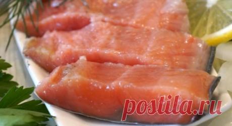 Теперь ГОРБУШУ солю только так, по вкусу не хуже чем Семга.
 Результат просто поражает, горбуша превращается в нежную, сочную малосольную Семгу. Это нереально Вкусно! Если Вы, хотя бы один раз, попробуете такую рыбу, то будете солить именно так, и никак иначе! Обязательно попробуйте!
Малосольная горбуша под Семгу. Рецепт совсем не сложный)
Рецепт:
Горбуша – 1 кг.
Вода – 1 л.
Соль – 5ст.л.
Растительное масло – 50-100 мл.
СПОСОБ ПРИГОТОВЛЕНИЯ
Горбушу берем размороженную не д...