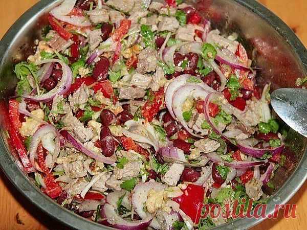 Очень красивый и вкусный мясной салат с фасолью..