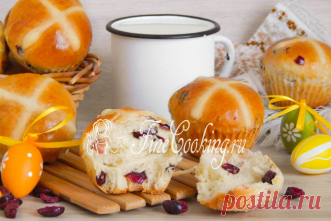 Пасхальные крестовые булочки (Hot Cross Buns) Крестовые булочки, булочки с крестом, булочки Страстной пятницы, мазанец и, наконец, Hot cross buns - это традиционная для Англии, стран Британии, Чехии и Германии сдобная пасхальная выпечка.