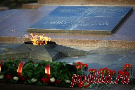 Пьяный россиянин прикурил сигарету от Вечного огня. В Волгограде задержали 34-летнего мужчину, прикурившего сигарету от Вечного огня. Утром 2 апреля пьяного мужчину заметил наряд ППС у братской могилы на Аллее Героев в Центральном районе города. Его доставили в отдел полиции. Выяснилось, что подозреваемый приехал из другого региона.