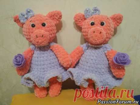 Плюшевая свинка крючком. МК - запись пользователя Людмила (Людмила) в сообществе Мир игрушки в категории Вязаные игрушки. Мастер-классы, схемы, описание. Свинка из плюшевой пряжи Для вязания нам понадобиться: крючок № 4,5 или 5 (в моем случае это № 5), плюшевые нитки HiMALAYA Dolphin Baby, наполнитель (у меня это холофайбер).  Вязание начинаем с ног.