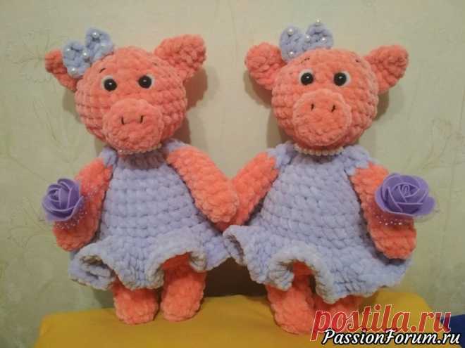 Плюшевая свинка крючком. МК - запись пользователя Людмила (Людмила) в сообществе Мир игрушки в категории Вязаные игрушки. Мастер-классы, схемы, описание. Свинка из плюшевой пряжи Для вязания нам понадобиться: крючок № 4,5 или 5 (в моем случае это № 5), плюшевые нитки HiMALAYA Dolphin Baby, наполнитель (у меня это холофайбер).  Вязание начинаем с ног.