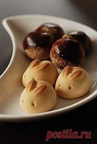 Вкусные пирожки "Кролики"3 чашки муки,2 столовые ложки сахара,1 упаковка сухих дрожжей,1 чайная ложка соли,1 яйцо,1 чашка сметаны,1/4 стакана воды,2 столовые ложки сливочного масла. Приготовление:Положить сливочное масло и сметану в тёплую воду в маленькую кастрюлю,перемешать. Охладить, добавить остальные ингредиенты.Тесту дать дважды подняться и разделить его на 16 равных частей.
Скатать из теста шарики в форме тела кролика....