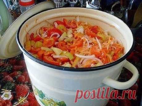 Салат "Остряк". - ВКУСНОТИЩА НЕОБЫКНОВЕННАЯ!!! 
ОБЯЗАТЕЛЬНО сохраняйте СЕБЕ такое СОКРОВИЩЕ 
Болгарский перец – 1 кг., + зрелые помидоры – 3 кг., + репчатый лук – 1 кг., + морковь – 1 кг., + сахар – 6 ст. ложек с горкой, + растительное масло – 300 гр., + уксус 6% – 6 ст. ложек, + соль – 6 ст. ложек без горки. 
Рецепт приготовления салата на зиму "Остряк": Овощи хорошо промыть и обсушить. Помидоры нарезать ломтиками, лук – полукольцами. 
Сладкий перец и морковь нарезать соломкой. Овощи сложить в