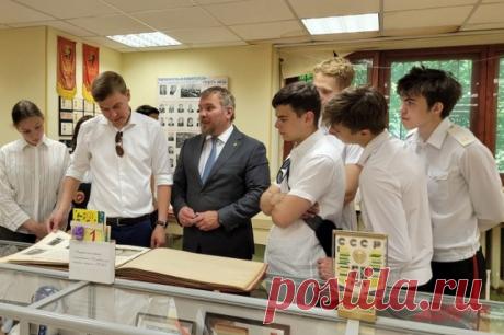 Подержать пулю в руках. Как проходит НВП у школьников на патронном заводе?. Полистать оформленные вручную полвека назад фотоальбомы, увидеть современные станки с ЧПУ, подержать пулю в руках, а скоро и пострелять в тире. Школьникам Подольска на патронном заводе интересно всё.