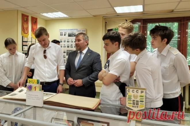 Подержать пулю в руках. Как проходит НВП у школьников на патронном заводе?. Полистать оформленные вручную полвека назад фотоальбомы, увидеть современные станки с ЧПУ, подержать пулю в руках, а скоро и пострелять в тире. Школьникам Подольска на патронном заводе интересно всё.