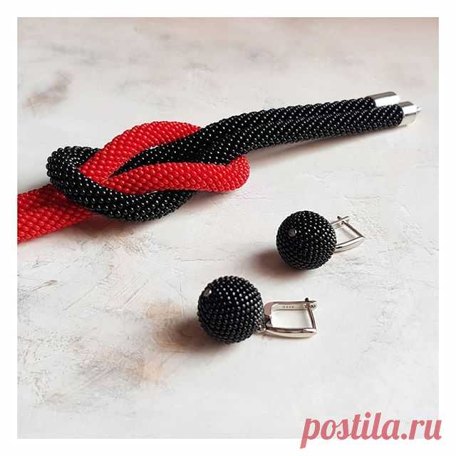 В продолжении черно-красной темы ❤🖤 Классный наборчик же получился😉

Выполнен на заказ для Динары.
________________________________________
⏩Браслет узлом 5000 тг⏪
Чешский бисер.
Удобный замок - можно делать колье.
.
⏩Серьги 5300 тг⏪
Диаметр 17 мм.
Мельчайший японский бисер Миюки 15 размеры.
Ювелирные швензы с родиевым покрытием.
.
#браслеты_тм
#серьги_тм