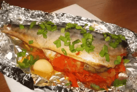 Очень вкусная запечённая в фольге скумбрия
Продукты:
2 скумбрии
1 помидор
1 луковица
1 лимон
зелень
соль, перец
майонез
Приготовление:
1. Рыбу хорошо вымыть, сделать несколько надрезов. Посолить, поперчить. 
2. Нарезать полукольцами помидор, лук, лимон. Положить в каждый надрез эти овощи. Во внутрь тушки кладем мелко нарезанный укроп или петрушку. Смазываем слегка майонезом. Заворачиваем в фольгу. 
3. Запекаем минут 15-20 (в зависимости от размера рыбы.)
4. В конце разворачиваем фольгу и ост
