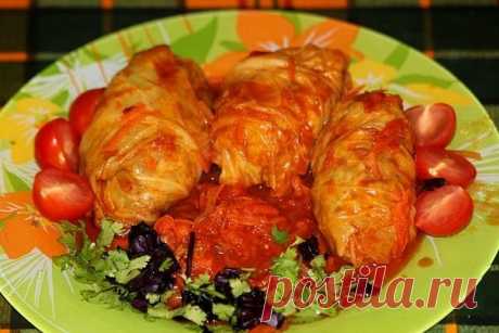 Голубцы

Фарш: мясо+ рис+ капуста+лук+соль ( мясо+капусту + лук пропускаем через мясорубку . соотношение я люблю 3 части мяса 1 часть капусты). 
Для прослойки : морковь – 1 шт.
лук – 1 шт.
паста томатная – 3 ст. л.
соль
перец черный молотый
Помидорки черри 15шт 

Взяла вилок молодой капусты, аккуратно сделала надрезы возле кочерышки, так как обычно разбираем листья , положила в пакет -майку завязала ручки и отправила в микроволновку на 5 минут( время зависит от мощности). ...
