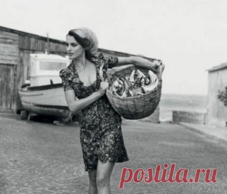 Список того, что дешевит женщин
Подсмотрела в сети удивительное. Настолько удивительное, что это вытащило меня из зимней тоски. Прочитала список того, что «дешевит» женщин. Зацепилась, конечно, первым делом за свое — «волосы неестественных цветов». Потом за свое второе — большие сумки. И свое третье — кеды. И дальше полетело до кучи: рваные джинсы, вязанные свитера, прозрачные колготки, вещи из полиэстера и натурального меха.
Кеды следовало сменить на лоферы, большие сумки на клатчи, а волосы