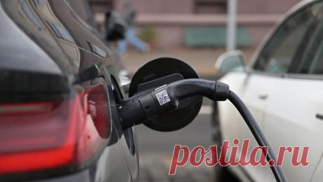 Просчитались в 10 раз. Концепция развития электромобилей в России с треском провалилась. Утвержденная правительством концепция развития электротранспорта в России провалилась: продажи электромобилей в стране в 2025 году оказались на порядок ниже целевых показателей по их производству. В Минпромторге винят во всем международные санкции. Эксперты говорят о том, что цифры в концепции изначально выглядели завышенными.