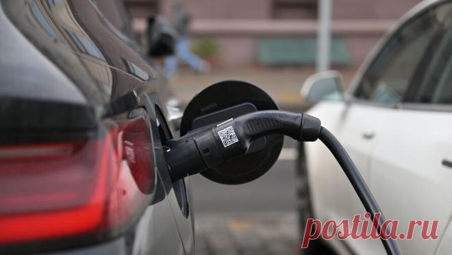 Просчитались в 10 раз. Концепция развития электромобилей в России с треском провалилась. Утвержденная правительством концепция развития электротранспорта в России провалилась: продажи электромобилей в стране в 2025 году оказались на порядок ниже целевых показателей по их производству. В Минпромторге винят во всем международные санкции. Эксперты говорят о том, что цифры в концепции изначально выглядели завышенными.