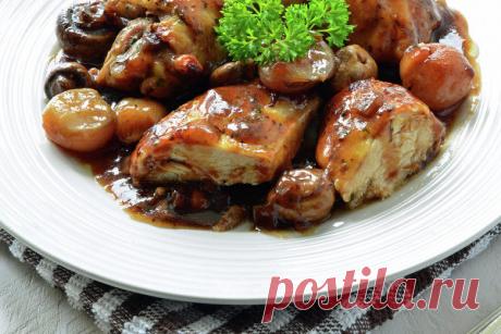 Петух в вине – классика французской кухни, которая входит в любой кулинарный букварь.