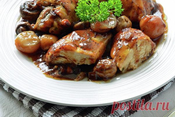 Петух в вине – классика французской кухни, которая входит в любой кулинарный букварь.