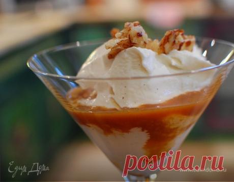 Ванильное мороженое с карамельным соусом и миндальной нугой. Ингредиенты: миндальные лепестки, сахар, молоко | Официальный сайт кулинарных рецептов Юлии