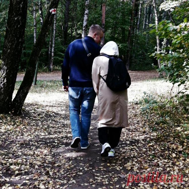 5 ошибок в уличных образах, которые заметят стилисты, но пропустят обыватели
В Москве я живу рядом с лесом, каждый день хожу туда гулять. И вот как-то однажды вижу я 'сладкую парочку', которая идёт в обнимку. 'Как мило', - сначала подумала я, но потом обратила внимание на тренч девушки и то, как он странно выглядит внизу. Девушка просто забыла разрезать шлицу у плаща, и самый прикол в том, что...
Читай пост далее на сайте. Жми ⏫ссылку выше