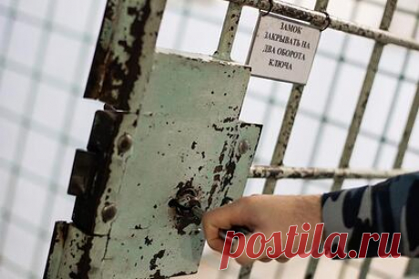 Арестанты СИЗО в Черкесске взбунтовались из-за кипятильника. В СИЗО Черкесска арестанты устроили беспорядки, после того, как у них изъяли сломанный кипятильник. Инцидент произошел утром 17 февраля. Во время обхода сотрудники СИЗО обнаружили в камере №34 поврежденный электроприбор, который по инструкции подлежит изъятию. Возмущенные сокамерники начали стучать по дверям.