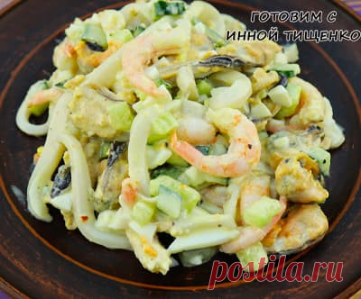 Салат с морепродуктами и огурцом