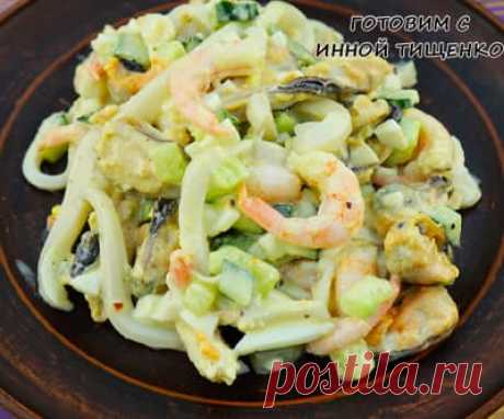 Салат с морепродуктами и огурцом