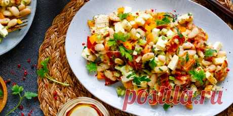 САЛАТ С ФАСОЛЬЮ, БЕКОНОМ И ПЛАВЛЕНЫМ СЫРОМ