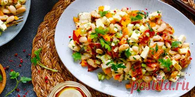 САЛАТ С ФАСОЛЬЮ, БЕКОНОМ И ПЛАВЛЕНЫМ СЫРОМ