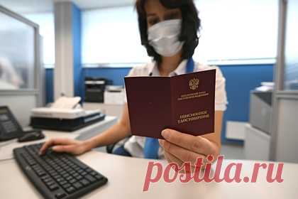 Россиянам назвали оптимальную отправную точку для начала пенсионных накоплений. Откладывать средства к пенсионному возрасту россиянам нужно начинать как можно раньше, рассказал президент Национальной ассоциации негосударственных пенсионных фондов (НАПФ) Сергей Беляков. В этом случае небольшие суммы будут прирастать инвестиционным доходом, который будет приумножаться по принципу сложных процентов.