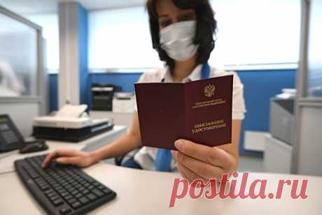 Россиянам назвали оптимальную отправную точку для начала пенсионных накоплений. Откладывать средства к пенсионному возрасту россиянам нужно начинать как можно раньше, рассказал президент Национальной ассоциации негосударственных пенсионных фондов (НАПФ) Сергей Беляков. В этом случае небольшие суммы будут прирастать инвестиционным доходом, который будет приумножаться по принципу сложных процентов.