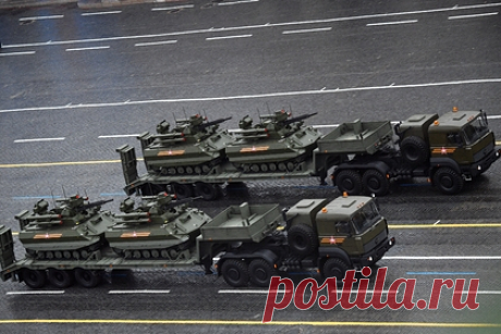 Россия впервые испытала боевых роботов «Уран-9» и «Нерехта». На учениях «Запад-2021» впервые испытали боевых роботов. Российские военные использовали боевые роботизированные платформы «Уран-6», «Уран-9» и «Нерехта». Роботехнические комплексы использовались для разминирования, разведки и борьбы с живой силой и бронетехникой условного противника.