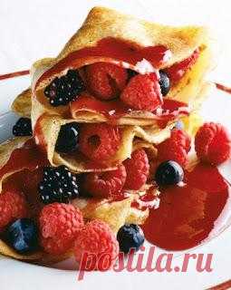 Налистники - это блюдо украинской кухни. 
Налистники с ягодами
Тонкие блинчики с самой разнообразной начинкой: с мясом, творогом, грибами и ягодами. Подают их обычно со сметаной, но те, кто волнуется за фигуру или хочет разнообразия, может угоститься нежирным йогуртом  Суть наличников от этого не меняется.