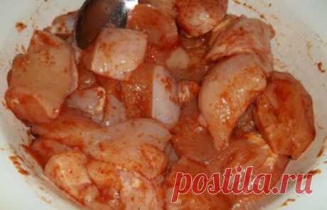 Мясо по-грузински
Ингредиенты:
1 килограмм мяса
1 ложка сметаны
Зелень (петрушки, укропа, розмарина, базилика, кинзы)
2 ложки меда
1 ложка сока лимона
Приготовление:
1. Мясо порезать на крупные кусочки, зелень измельчить. Смешиваем в тарелке всю зелень и солим, добавляем перец.
2. Теперь смешаем зелень, мясо, сок лимона, мед. Оставим в холодильнике.
3. В смесь добавляем сметану, перемешиваем, выкладываем на противень, запекаем в духовке один час.