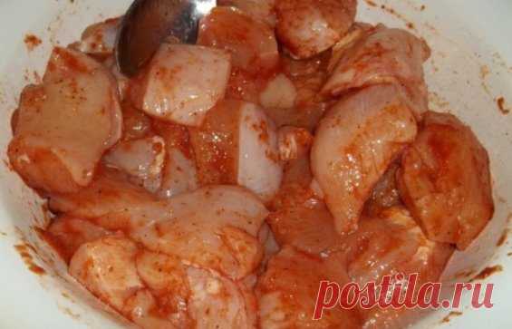 Мясо по-грузински
Ингредиенты:
1 килограмм мяса
1 ложка сметаны
Зелень (петрушки, укропа, розмарина, базилика, кинзы)
2 ложки меда
1 ложка сока лимона
Приготовление:
1. Мясо порезать на крупные кусочки, зелень измельчить. Смешиваем в тарелке всю зелень и солим, добавляем перец.
2. Теперь смешаем зелень, мясо, сок лимона, мед. Оставим в холодильнике.
3. В смесь добавляем сметану, перемешиваем, выкладываем на противень, запекаем в духовке один час.