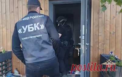 По подозрению в легализации в России 5 тыс. мигрантов задержали шесть человек. По предварительным данным, злоумышленники фиктивно регистрировали нелегалов с помощью взломанных аккаунтов на "Госуслугах"