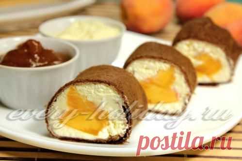 Роллы из шоколадных блинчиков с творогом и персиками