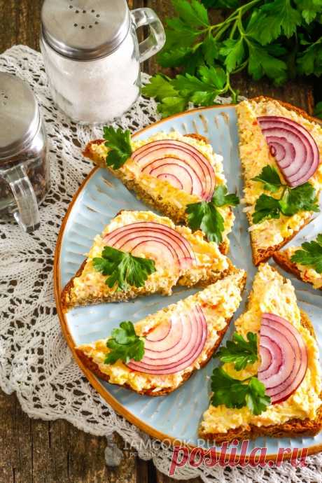 Бутерброды с крабовыми палочками и яйцом — рецепт с фото пошагово. Яркие и сочные бутерброды с крабовыми палочками и яйцом понравятся всем. Закуску можно подать и на праздничный стол!