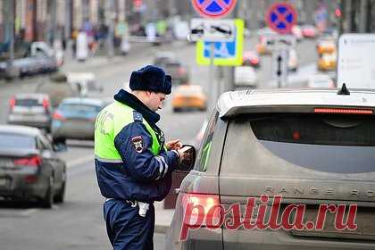 Полицейские обнаружили в автомобиле россиянина оружие времен войны. В Сочи полицейские нашли арсенал оружия в автомобиле гражданина России. Правоохранители остановили водителя на Mercedes. Они решили проверить салон мужчины и заметили две винтовки Мосина, две самозарядные винтовки Токарева, противотанковый гранатомет «Панцерфауст», пулемет ДП-27, пистолет-пулемет MP-40.