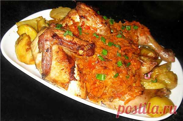 Цыпленок-Плакия (цыпленок по-болгарски).
Плакия – это курица (или цыпленок), тушенная в овощном маринаде, по-болгарски. Название блюда произошло от греческого названия посуды, в котором оно традиционно готовилось, - плаке. Это широкая медная кастрюля без крышки с невысокими бортиками, напоминающая сотейник.