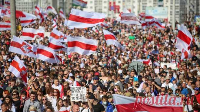 Российский «Первый канал»: «В белорусских протестах участвует очень мало людей - сегодня в Минске вышло не больше двух тысяч человек». 

В это время в Минске: