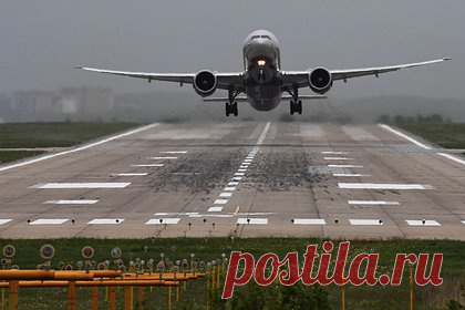 Россиянин на машине выехал на взлетную полосу аэропорта и попросился в Африку. Россиянин на машине выехал на взлетно-посадочную полосу аэропорта в Санкт-Петербурге и попросился улететь в Африку. По информации издания, 33-летний петербуржец, желавший отправиться на отдых, пробил на автомобиле Opel Astra ограждение аэропорта Пулково и подъехал прямо к самолету.