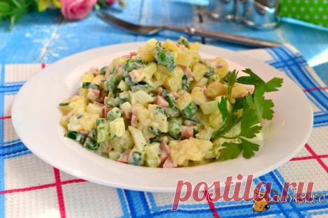 Салат "Летний оливье" Замечательный, очень вкусный салат "Летний оливье", который можно приготовить к ужину или на любой праздник. Колбасу можно заменить отварной говядиной, свининой или курицей. Майонез можно вообще не использовать, а заправить салат лишь сметаной. Просто и вкусно!
