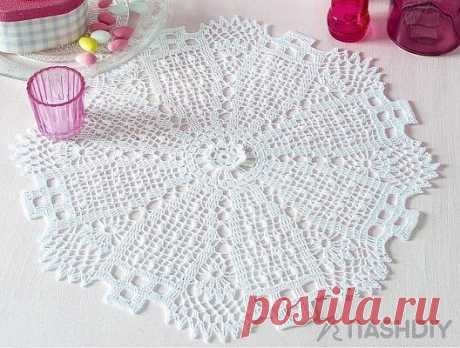 САЛФЕТКА С АЖУРНЫМИ КЛИНЬЯМИ КРЮЧКОМ,
описание: https://nash-diy.ru/vjazanie-dlja-doma/salfetki/170-salfetka-s-azhurnymi-klinjami-krjuchkom.html