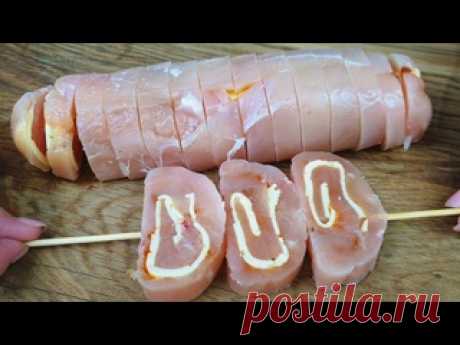 Так готовлю куриную грудку для гостей. Кто пробует, в восторге. Куриная грудка на шпажках. Ингредиенты:4 куриные грудки.Соль.Перец.Паприка.6 ломтиков сыра.3 яйца.Панировочные сухари.-Запекайте при 180С 25 минут.3 ст.л.сметаны.Соль и перец.1 ст.л.сока лимона.1 ч.л.французской горчицы.