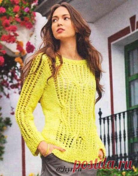 Желтый пуловер из ажурного узора с косами (вязание спицами) | Ажур