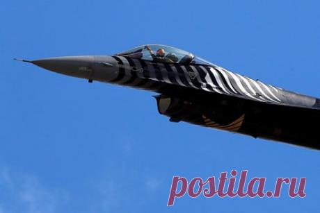 Турция и Россия обсудили открытие воздушного пространства Сирии для ВВС. Министр национальной обороны Турции Хулуси Акар заявил о начале обсуждения Москвы и Анкары открытия воздушного пространства над Сирией для турецких военно-воздушных сил (ВВС). Такое решение было связано с возможным проведением трансграничной операции, целью которой является завершение создания коридора безопасности.