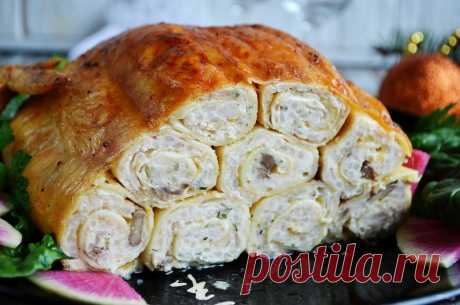 Курица, фаршированная блинами (праздничная) Праздничный стол можно украсить таким сытным и красивым блюдом, как курица, фаршированная блинами. Здесь одни плюсы: удобно кушать, легко готовить, аромат сказочный, да и вид тоже не плох!