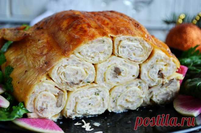 Курица, фаршированная блинами (праздничная) Праздничный стол можно украсить таким сытным и красивым блюдом, как курица, фаршированная блинами. Здесь одни плюсы: удобно кушать, легко готовить, аромат сказочный, да и вид тоже не плох!