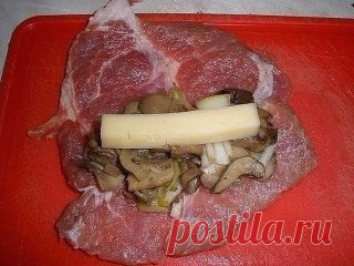 Блюдо - бомба! Женщины в восторге от красоты, мужчины - от вкуса! Здесь есть всё!
СВИНЫЕ РУЛЕТЫ
Ингредиенты:
Показать полностью…
- 500 гр свиной шейки
- 300 гр шампиньонов
- 1 большая луковица
- 0,5 стакана красного вина
- 150 гр сыра
- 1-2 груши
- соль, перец
Ингредиенты:
1. Мясо нарезаем на продолговатые ломтики, отбиваем, солим, перчим. Лук нарезаем
полукольцами, грибы - пластинами, грушу